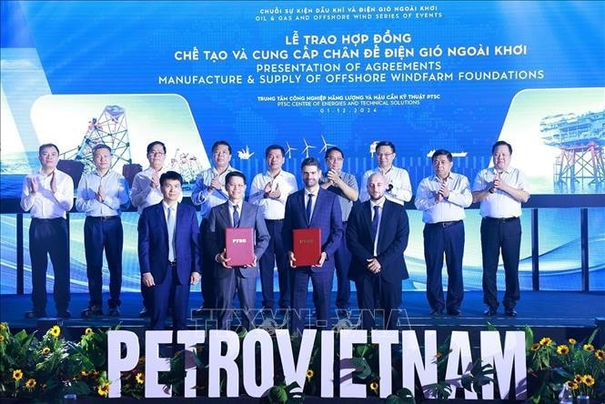 Thủ tướng Phạm Minh Chính chứng kiến lễ trao hợp đồng dự án chế tạo và cung cấp chân đế điện gió ngoài khơi. Ảnh: Dương Giang/TTXVN