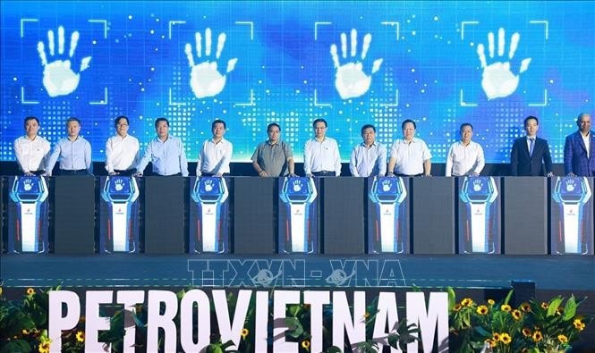 Thủ tướng Phạm Minh Chính và các đại biểu thực hiện nghi thức hạ thủy và bàn giao chân đế dự án điện gió ngoài khơi. Ảnh: Dương Giang/TTXVN