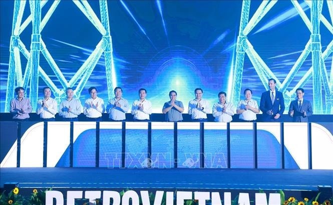 Thủ tướng Phạm Minh Chính và các đại biểu thực hiện nghi thức khởi công giàn công nghệ trung tâm (CPP) - Dự án Lô B. Ảnh: Dương Giang/TTXVN