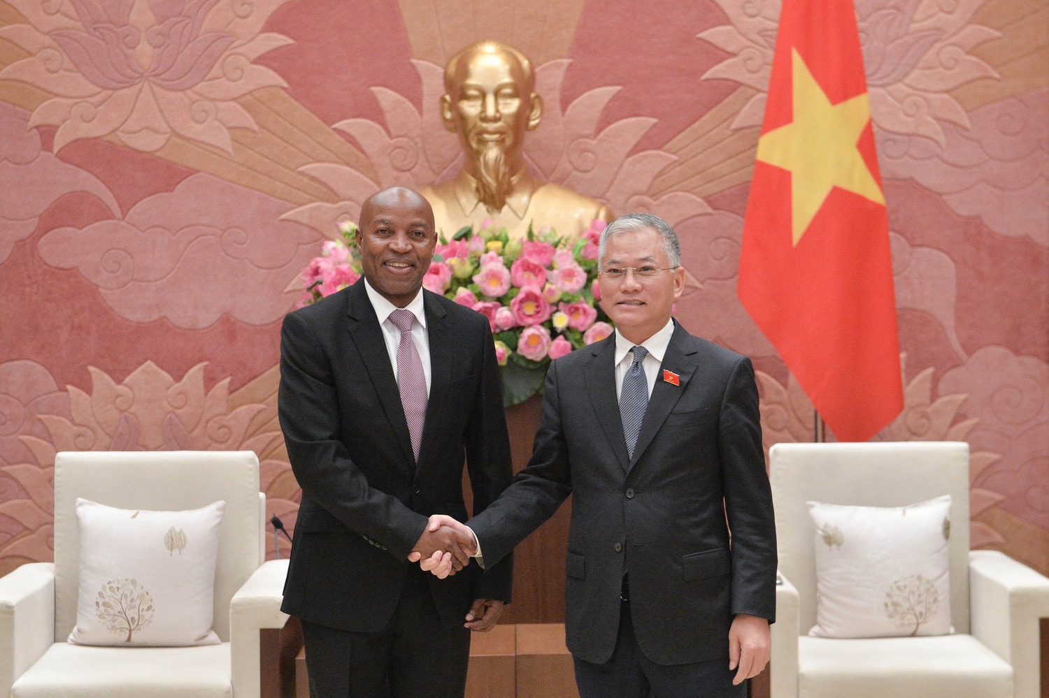 Phó Chủ nhiệm Ủy ban Đối ngoại Đôn Tuấn Phong tiếp ông David Chumi, Thứ trưởng Bộ Ngoại giao và Hợp tác Đông phi của Tanzania Cosato