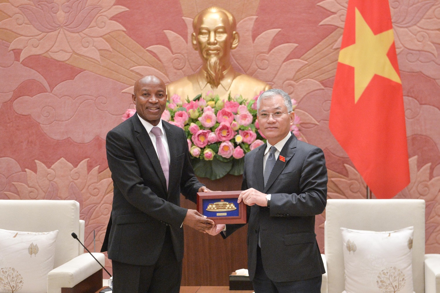 Phó Chủ nhiệm Ủy ban Đối ngoại Đôn Tuấn Phong trao quà lưu niệm tặng Thứ trưởng Bộ Ngoại giao và Hợp tác Đông phi của Tanzania Cosato
