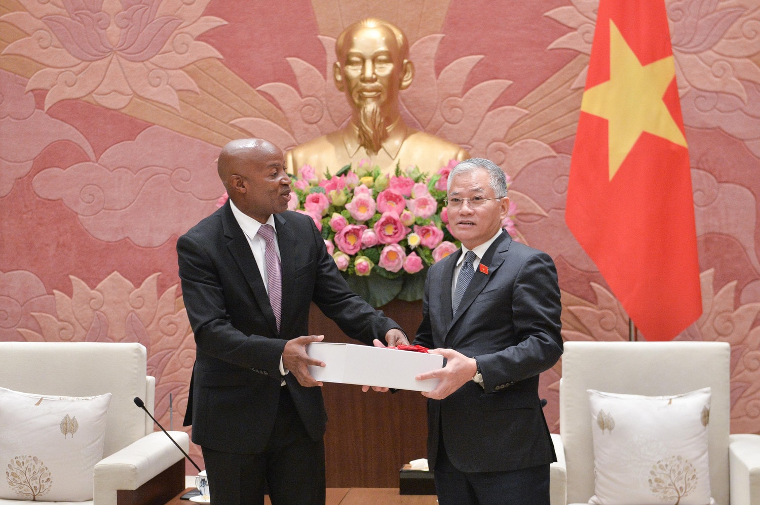 Thứ trưởng Bộ Ngoại giao và Hợp tác Đông phi của Tanzania Cosato trao quà lưu niệm tặng Phó Chủ nhiệm Ủy ban Đối ngoại Đôn Tuấn Phong
