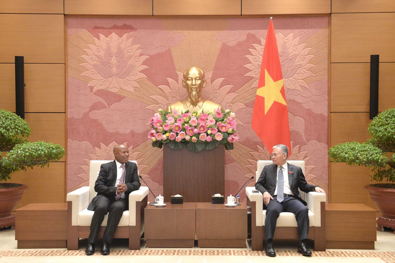 Phó Chủ nhiệm Ủy ban Đối ngoại Đôn Tuấn Phong tiếp Thứ trưởng Bộ Ngoại giao và Hợp tác Đông phi của Tanzania Cosato