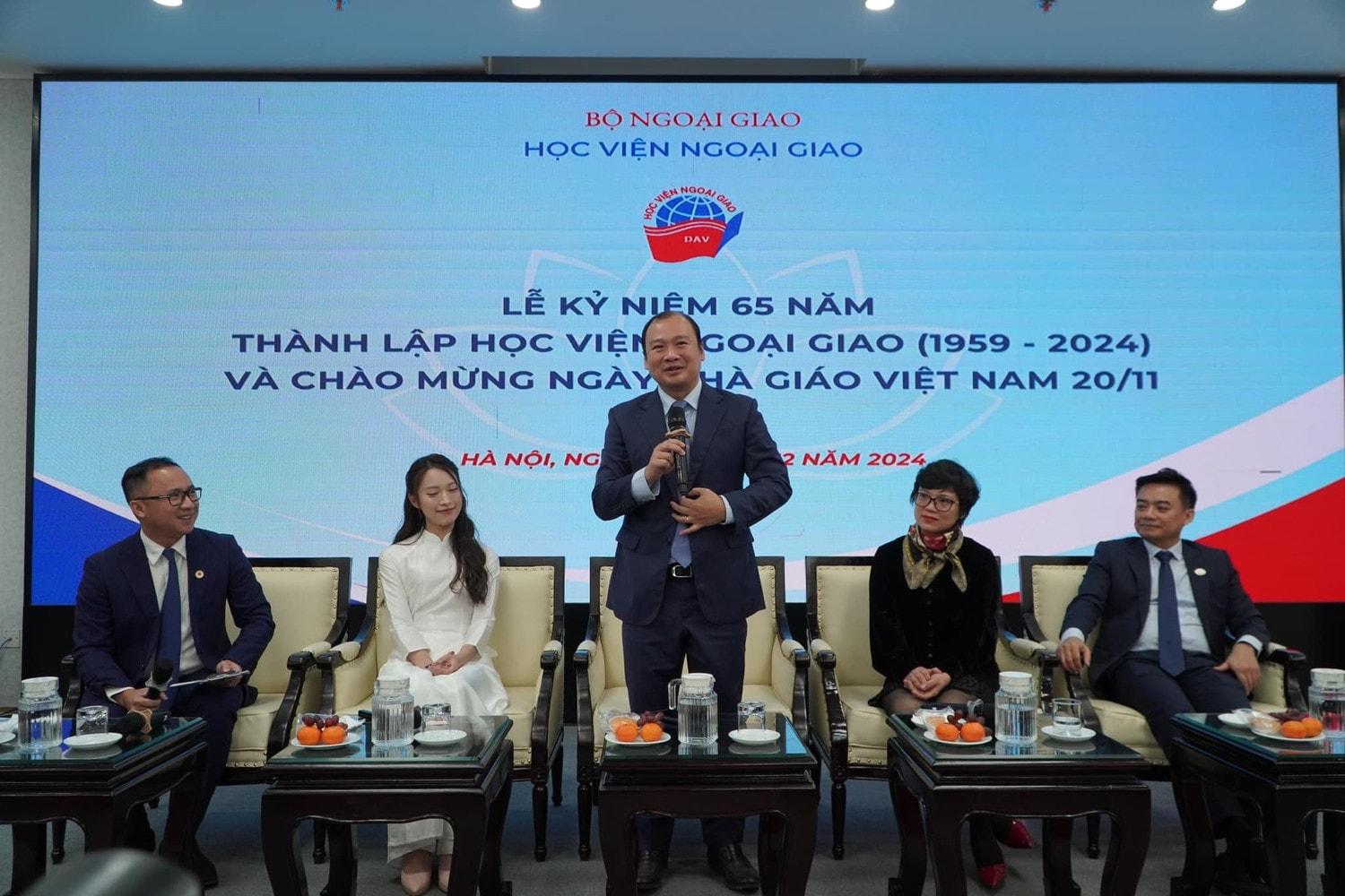 Các thế hệ lãnh đạo và cựu sinh viên của Học viện trò chuyện, ôn lại kỷ niệm (Ảnh: Học viện Ngoại giao)