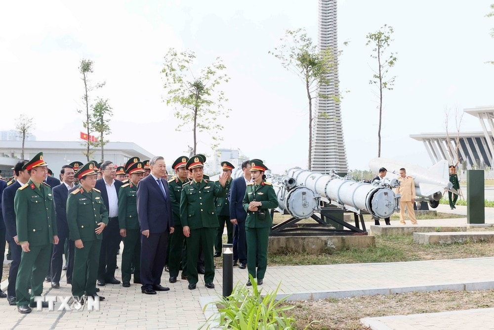Tổng Bí thư Tô Lâm, Bí thư Quân ủy Trung ương thăm Bảo tàng Lịch sử Quân sự Việt Nam. Ảnh: An Đăng/TTXVN