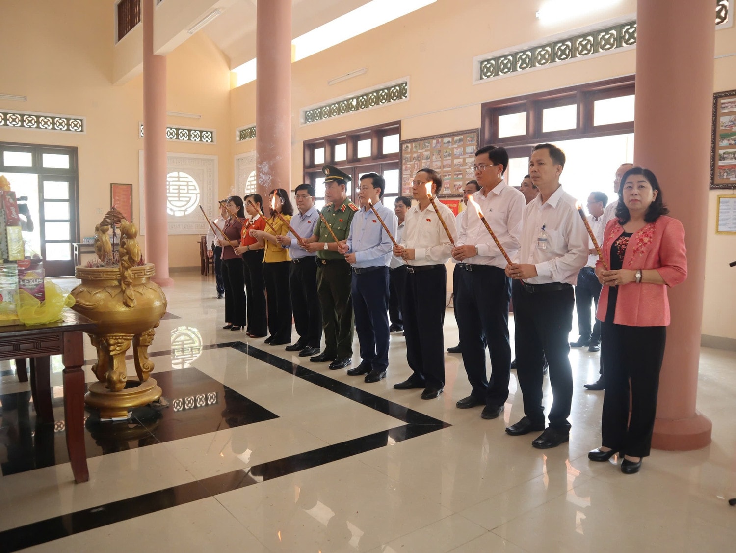 Chủ nhiệm Ủy ban Quốc phòng và An ninh Lê Tấn Tới dâng hương tại Khu tưởng niệm Trung đoàn 207