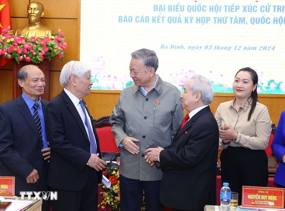Tổng Bí thư Tô Lâm với các cử tri. Ảnh: Văn Điệp/TTXVN