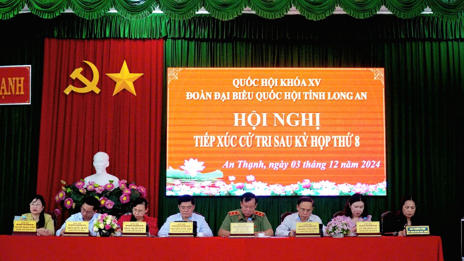 Chủ nhiệm Ủy ban Quốc phòng và An ninh Lê Tấn Tới và Đoàn ĐBQH tỉnh Long An tại tiếp xúc cử tri huyện Bến Lức