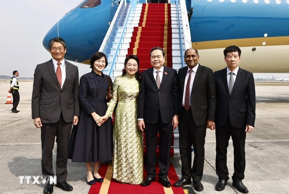 NA Chairman Tran Thanh Man (third, right) and his spouse set off on December 1 for official visits to Singapore and Japan. (Photo: Doan Tan/VNA) NA Chairman Tran Thanh Man (third, right) and his spouse set off on December 1 for official visits to Singapore and Japan. (Photo: Doan Tan/VNA)