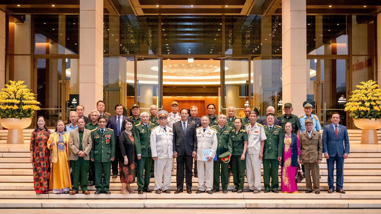 Phó Chủ tịch Quốc hội, Thượng tướng Trần Quang Phương với các đại biểu