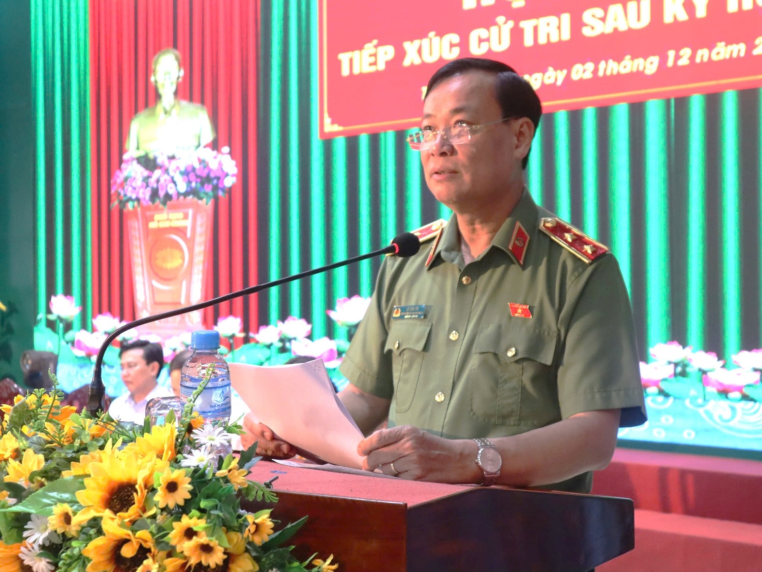 Chủ nhiệm Ủy ban Quốc phòng và An ninh Lê Tấn Tới phát biểu tại tiếp xúc cử tri huyện Thạnh Hóa