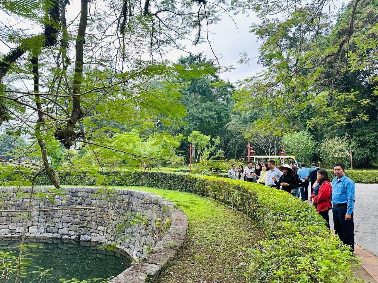 Du khách tham quan giếng ngọc cổ trong Khu di tích Lam Kinh