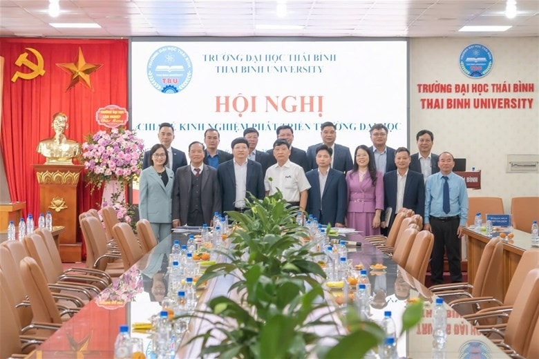 Các đại biểu chụp ảnh lưu niệm tại Hội nghị