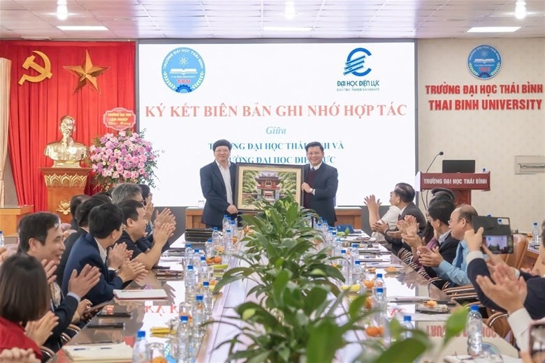 Lãnh đạo hai trường đã trao tặng quà lưu niệm đến bên đối tác với mong muốn tăng cường sự gắn bó, xây dựng mối quan hệ hợp tác lâu dài, toàn diện của hai đơn vị