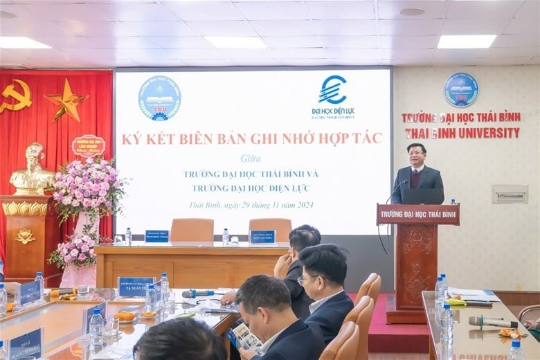 Phó Bí thư Đảng ủy, Hiệu trưởng Nhà trường, PGS.TS. Đinh Văn Châu phát biểu tại Lễ ký kết