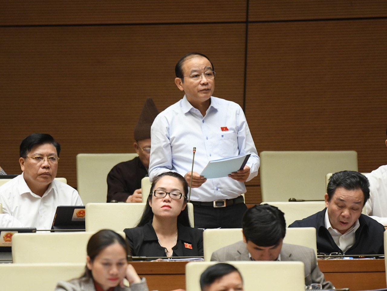 ĐBQH Lã Thanh Tân thảo luận tại hội trường về tình hình kinh tế - xã hội và ngân sách nhà nước. Ảnh: Lâm Hiển