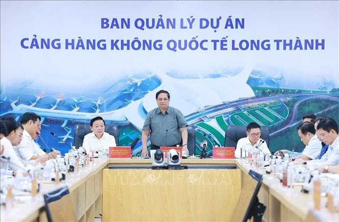 Thủ tướng Phạm Minh Chính làm việc với chủ đầu tư, nhà thầu và các đơn vị liên quan về tháo gỡ khó khăn, đẩy nhanh tiến độ xây dựng sân bay Long Thành. Ảnh: Dương Giang/TTXVN