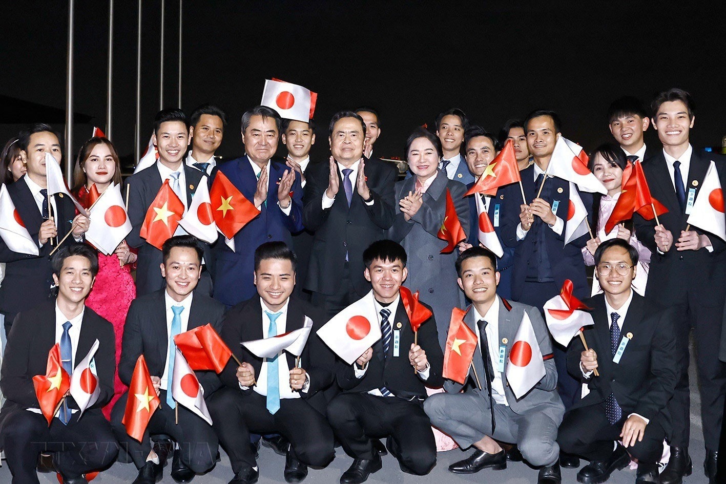 Cán bộ, nhân viên Đại sứ quán, đại diện bà con kiều bào Việt Nam tại Nhật Bản đón Chủ tịch Quốc hội Trần Thanh Mẫn và Phu nhân tại Sân bay Haneda. Ảnh: Doãn Tấn - TTXVN