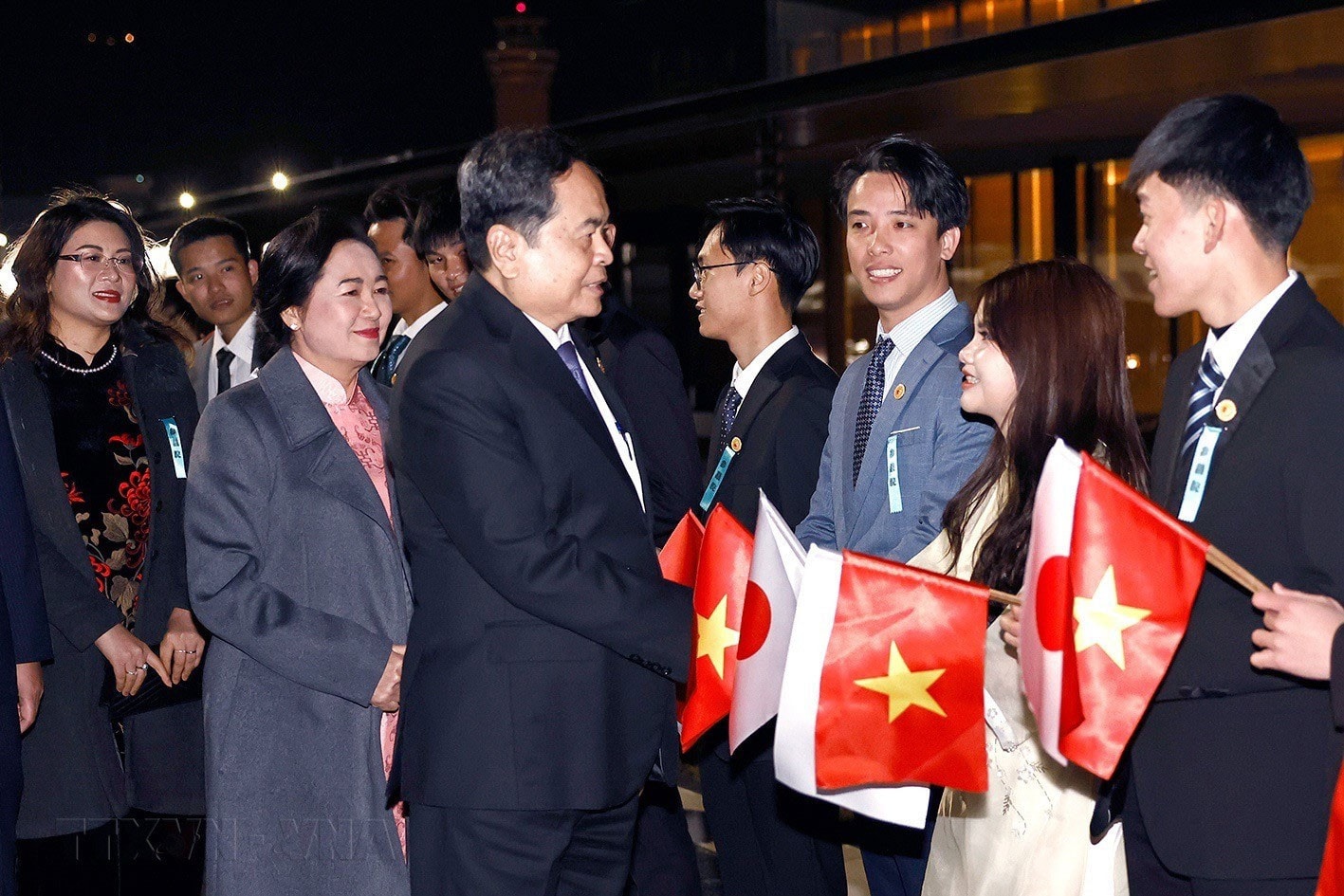 Cán bộ, nhân viên Đại sứ quán, đại diện bà con kiều bào Việt Nam tại Nhật Bản đón Chủ tịch Quốc hội Trần Thanh Mẫn và Phu nhân tại Sân bay Haneda. Ảnh: Doãn Tấn - TTXVN
