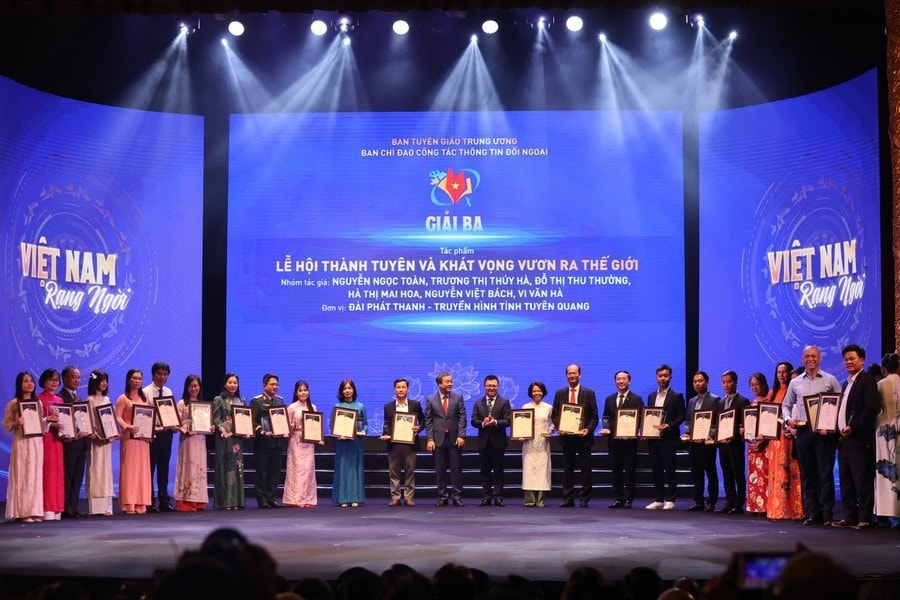 Tập thể tác giả đoạt giải Ba Giải thưởng Toàn quốc về Thông tin Đối ngoại” Ảnh: Hoài Nam/Vietnam+