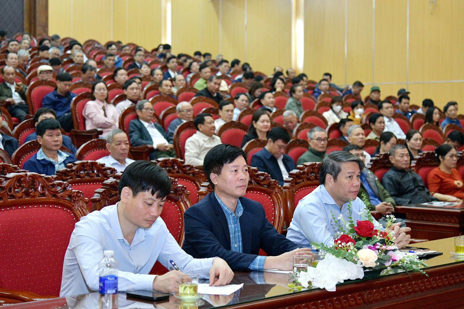 Đại diện lãnh đạo huyện Quỳnh Phụ và và đông đảo cử tri các xã trên địa bàn huyện dự cuộc tiếp xúc cử tri
