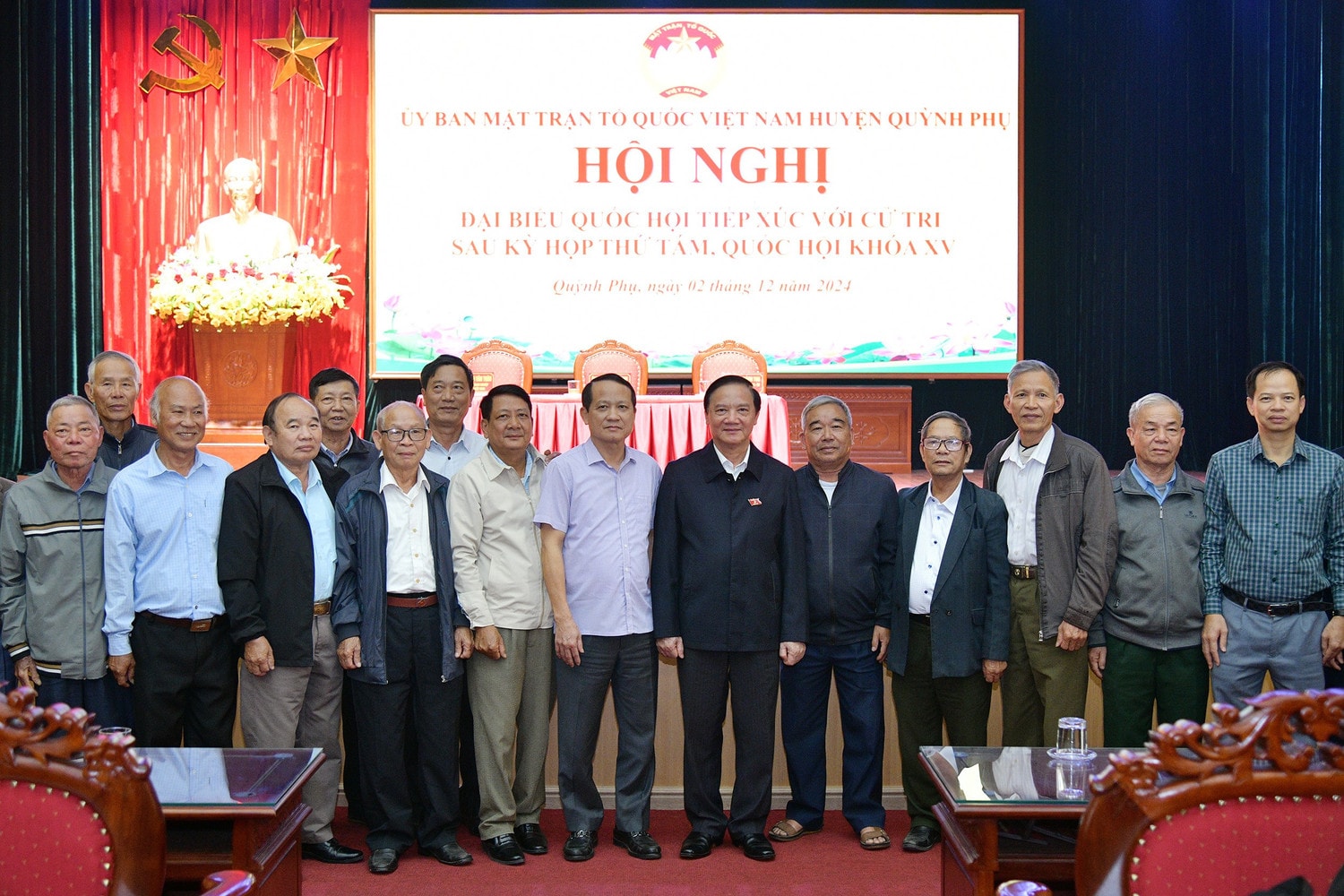 Phó Chủ tịch Quốc hội Nguyễn Khắc Định và cán bộ, cử tri huyện Quỳnh Phụ, tỉnh Thái Bình.