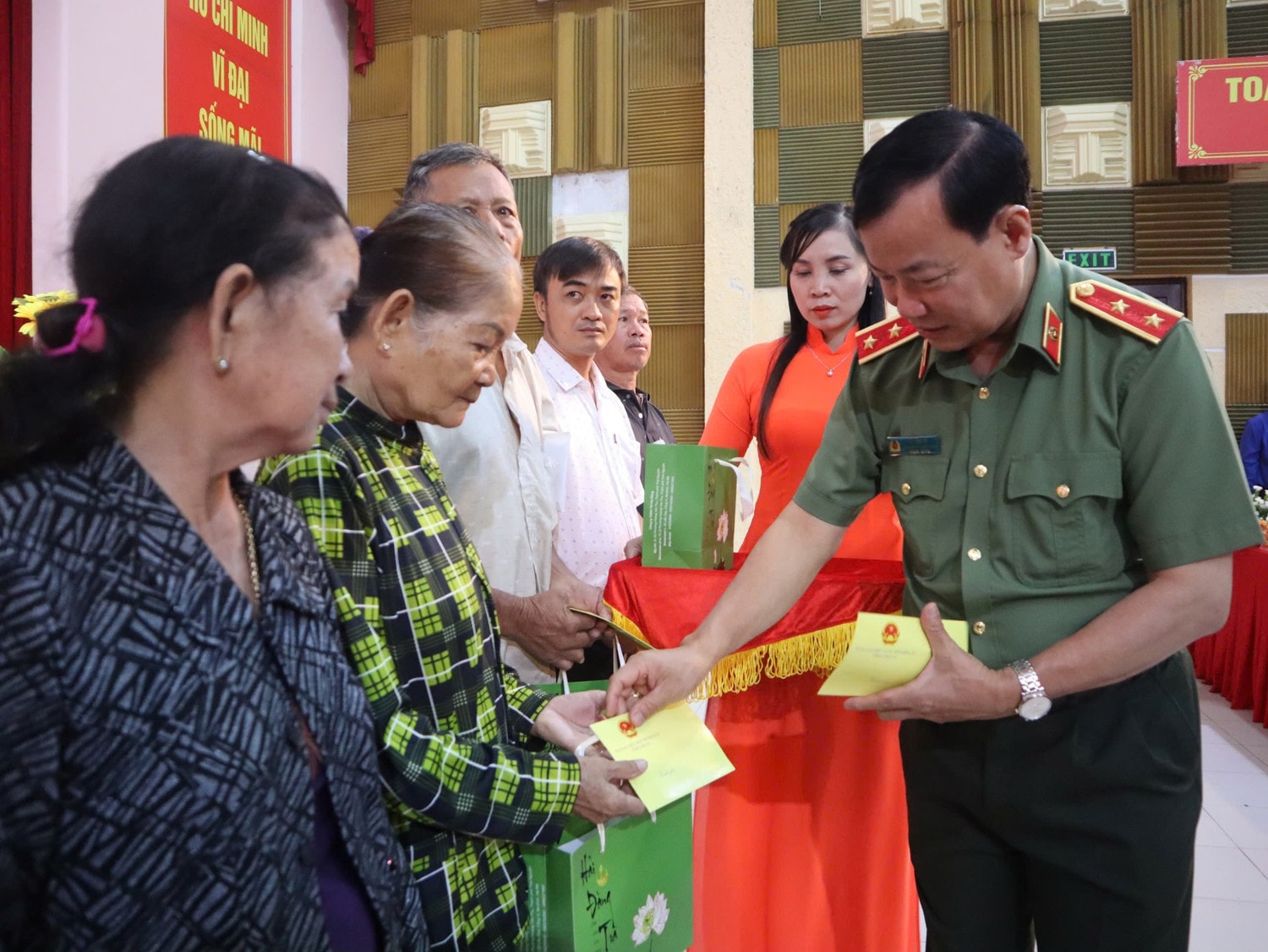 Chủ nhiệm Ủy ban Quốc phòng và An ninh Lê Tấn Tới trao quà cho các gia đình chính sách, gia đình có công với cách mạng, gia đình có hoàn cảnh khó khăn trên địa bàn huyện Thạnh Hóa