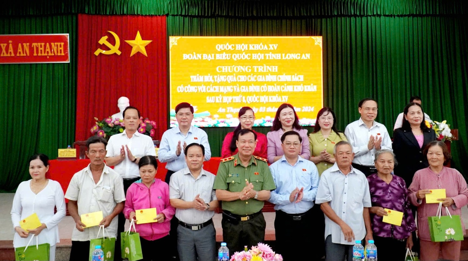 Chủ nhiệm Ủy ban Quốc phòng và An ninh trao quà cho các gia đình chính sách, gia đình có công với cách mạng, gia đình có hoàn cảnh khó khăn trên địa bàn huyện Bến Lức