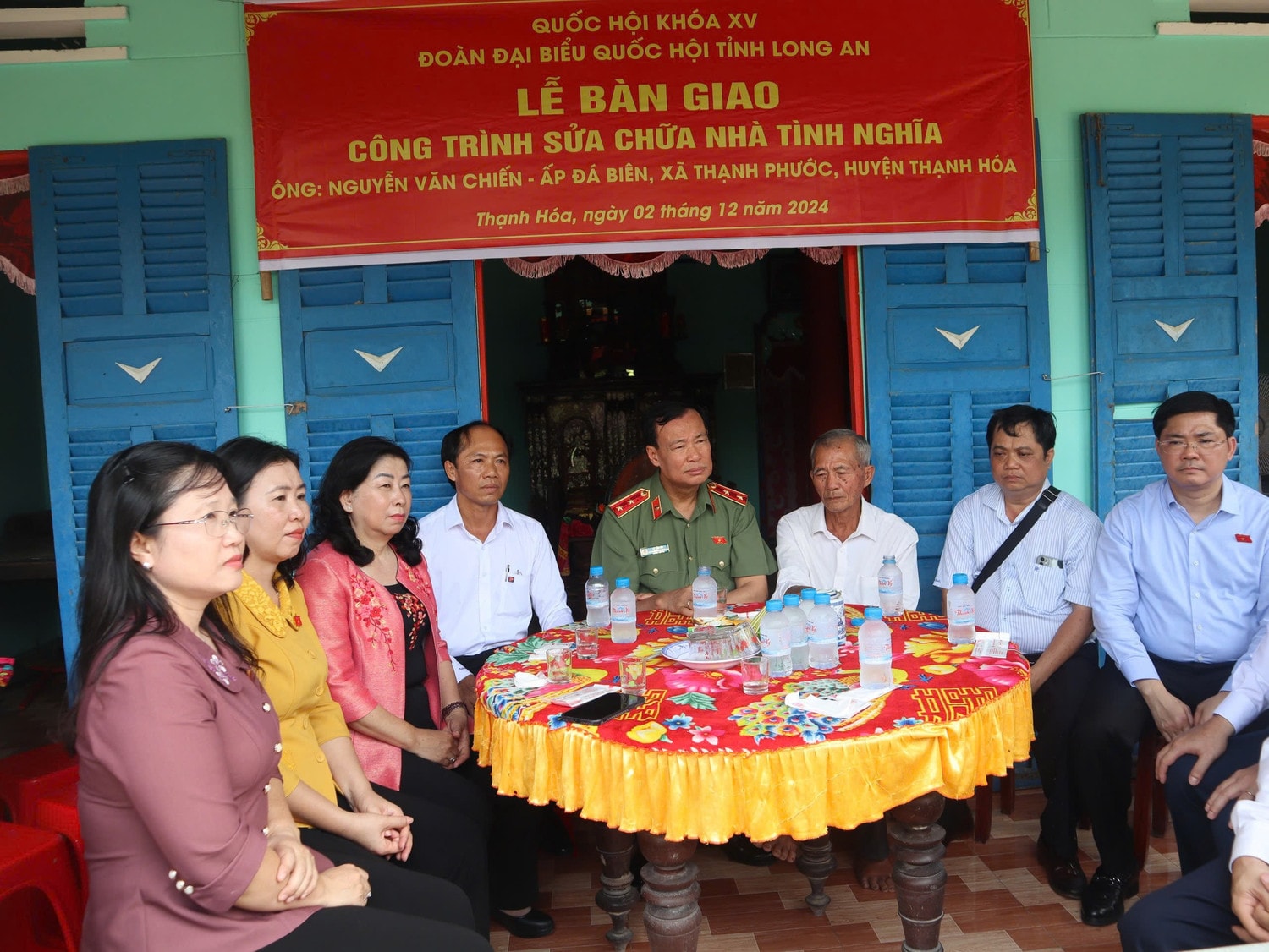 Chủ nhiệm Ủy ban Quốc phòng và An ninh Lê Tấn Tới dự lễ bàn giao công trình sửa chữa nhà tình nghĩa cho 2 thương binh huyện Thạnh Hóa