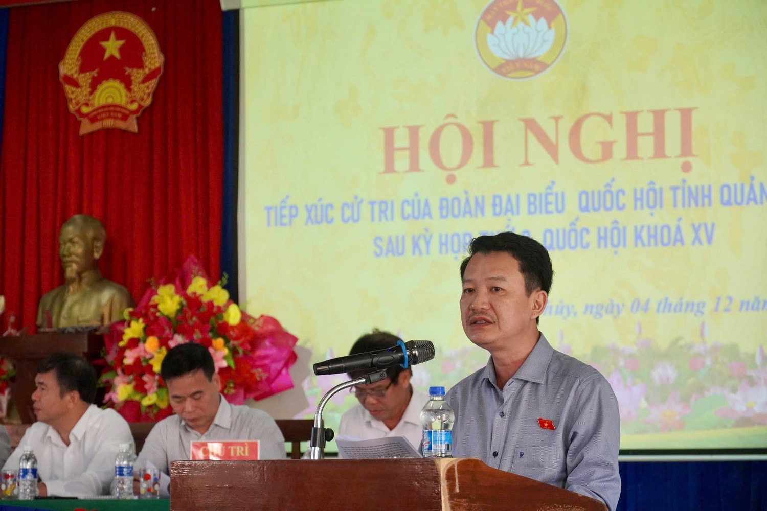 Phó Bí thư Thường trực Huyện ủy Quảng Ninh Trần Quang Minh thông tin kết quả Kỳ họp đến cử tri. Ảnh: Khánh Trinh