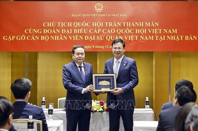 NA Chairman Tran Thanh Man presents a gift to a representative of the Vietnamese Embassy in Japan. (Photo: VNA) NA Chairman Tran Thanh Man presents a gift to a representative of the Vietnamese Embassy in Japan. (Photo: VNA)