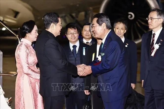 National Assembly Chairman Tran Thanh Man and his spouse are welcomed at Haneda Airport on December 3 evening (Photo: VNA) National Assembly Chairman Tran Thanh Man and his spouse are welcomed at Haneda Airport on December 3 evening (Photo: VNA)