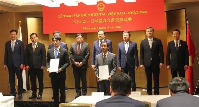 Chairman of the Vietnamese National Assembly Tran Thanh Man (centre, second row) witnesses Nara prefecture and Thua Thien-Hue province exchanging cooperation agreement on the organisation of 14th East Asia Local and Regional Government Congress (Photo: Doan Tan/VNA) Chairman of the Vietnamese National Assembly Tran Thanh Man (centre, second row) witnesses Nara prefecture and Thua Thien-Hue province exchanging cooperation agreement on the organisation of 14th East Asia Local and Regional Government Congress (Photo: Doan Tan/VNA)