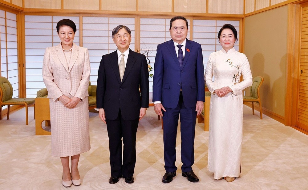Chairman of the Vietnamese National Assembly Tran Thanh Man (second, right) and his spouse Nguyen Thi Thanh Nga (first, right), and Japanese Emperor Naruhito and Empress Masako in a photo taken at the Imperial Palace in Tokyo on December 4. (Photo: Doan Tan/VNA) img-3708.jpg