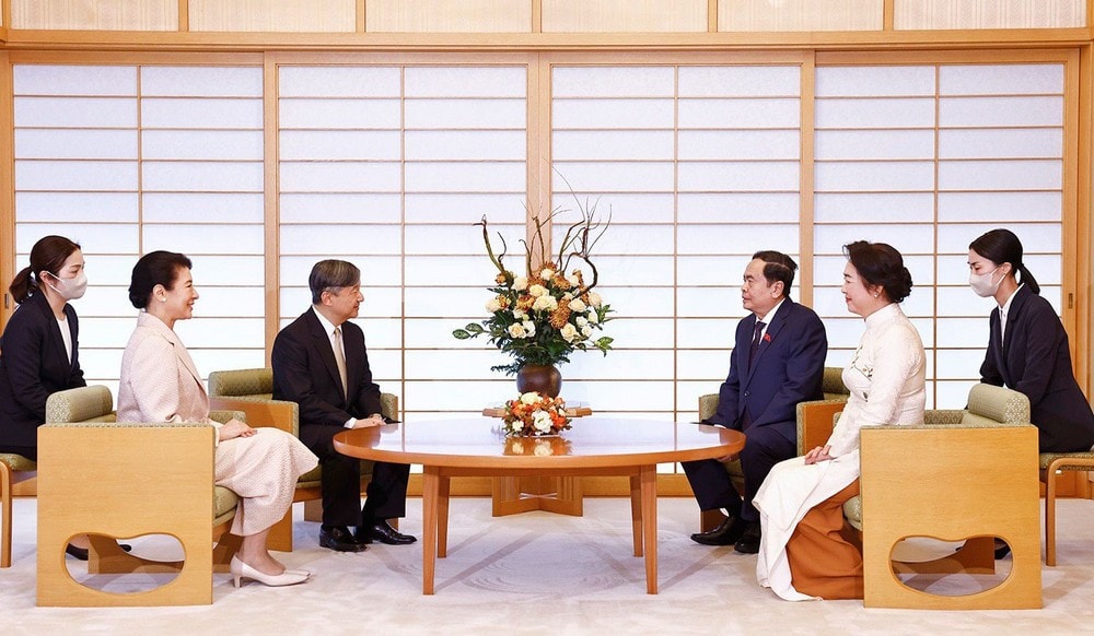 Chairman of the Vietnamese National Assembly Tran Thanh Man and his spouse Nguyen Thi Thanh Nga meet with Japanese Emperor Naruhito and Empress Masako at the Imperial Palace in Tokyo on December 4. (Photo: Doan Tan/VNA) img-3707.jpg