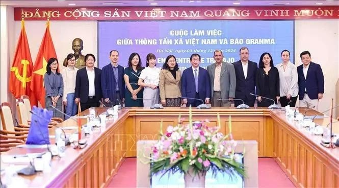 VNA Deputy General Director Nguyen Tuan Hung (sixth from right), Granma newspaper's Deputy Editor-in-Chief Oscar Alberto Sanchez Serra (fifth from right) and other delegates take a group photo at the meeting in Hanoi on December 3. (Photo: VNA) VNA Deputy General Director Nguyen Tuan Hung (sixth from right), Granma newspaper's Deputy Editor-in-Chief Oscar Alberto Sanchez Serra (fifth from right) and other delegates take a group photo at the meeting in Hanoi on December 3. (Photo: VNA)