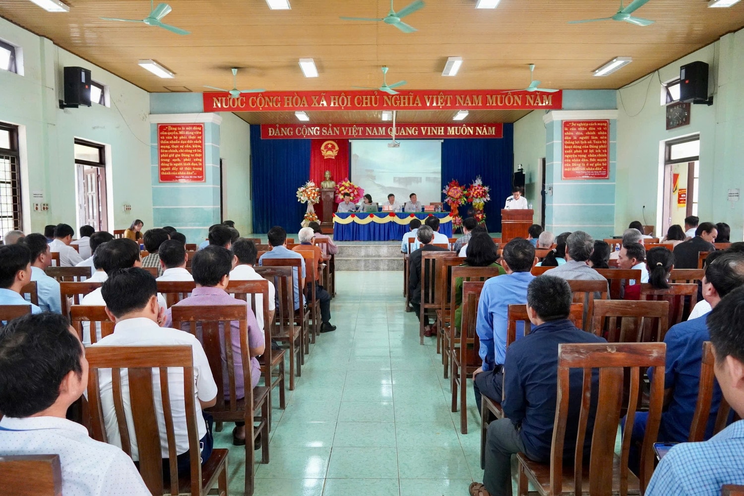 Toàn cảnh hội nghị tiếp xúc cử tri tại xã Mỹ Thuỷ, huyện Lệ Thuỷ