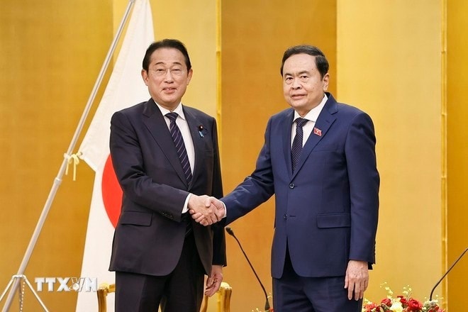 Chủ tịch Quốc hội Trần Thanh Mẫn tiếp cựu Thủ tướng Nhật Bản Kishida Fumio. Ảnh: Doãn Tấn/TTXVN