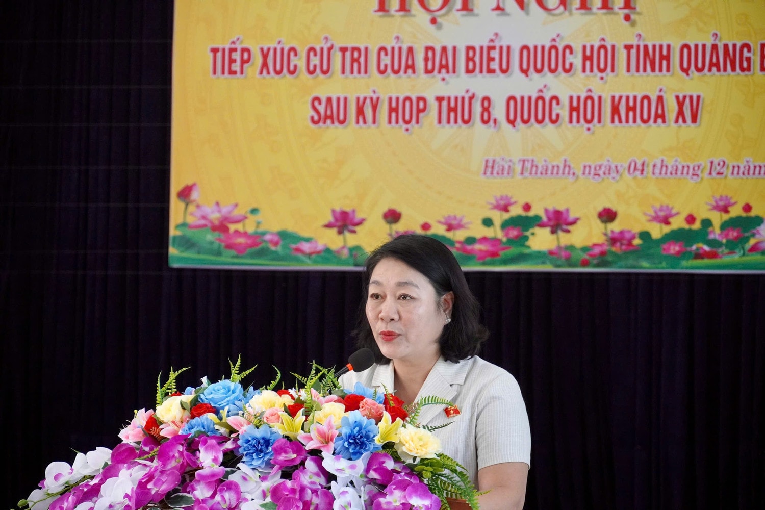 Ủy viên chuyên trách Ủy ban Văn hóa, Giáo dục Nguyễn Thị Tuyết Nga thông tin đến cử tri. Ảnh: Khánh Trinh
