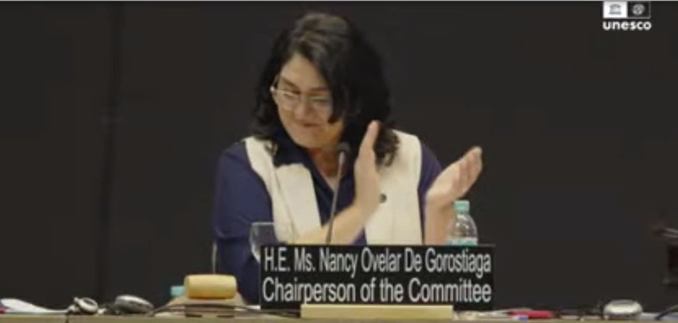 Bà Nancy Ovelar de Gorostiaga, Đại sứ và Đại biểu thường trực của Paraguay tại UNESCO, Chủ trì Kỳ họp gõ búa thông qua hồ sơ Lễ hội Vía Bà Chúa Xứ núi Sam của Việt Nam trở thành Di sản văn hóa phi vật thể đại diện của nhân loại
