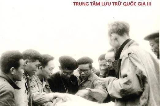 Đại tướng Võ Nguyên Giáp - Tổng Chỉ huy Quân đội quốc gia Việt Nam (người đang chỉ tay vào bản đồ - thứ 3 từ trái sang) báo cáo với Chủ tịch Hồ Chí Minh (người đứng đầu, quay lưng từ phải sang) kế hoạch phá tan âm mưu của Pháp tấn công Việt Bắc, Thu - Đông năm 1947
