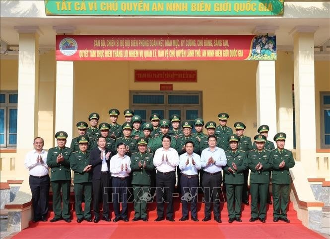 Chủ tịch nước Lương Cường với cán bộ, chiến sĩ Đồn Biên phòng Bát Mọt, huyện Thường Xuân, tỉnh Thanh Hóa. Ảnh: Lâm Khánh/TTXVN
