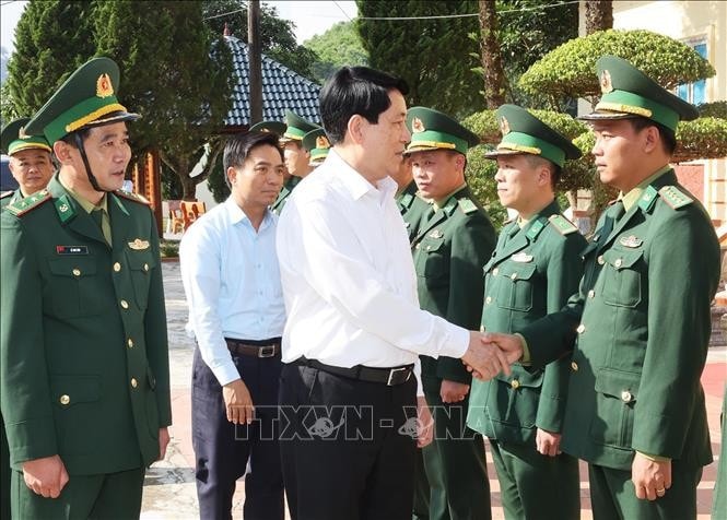 Chủ tịch nước Lương Cường với cán bộ, chiến sĩ Đồn Biên phòng Bát Mọt, huyện Thường Xuân, tỉnh Thanh Hóa. Ảnh: Lâm Khánh/TTXVN