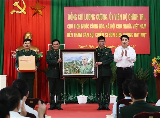 Chủ tịch nước Lương Cường tặng quà Đồn Biên phòng Bát Mọt, huyện Thường Xuân, tỉnh Thanh Hóa. Ảnh: Lâm Khánh/TTXVN