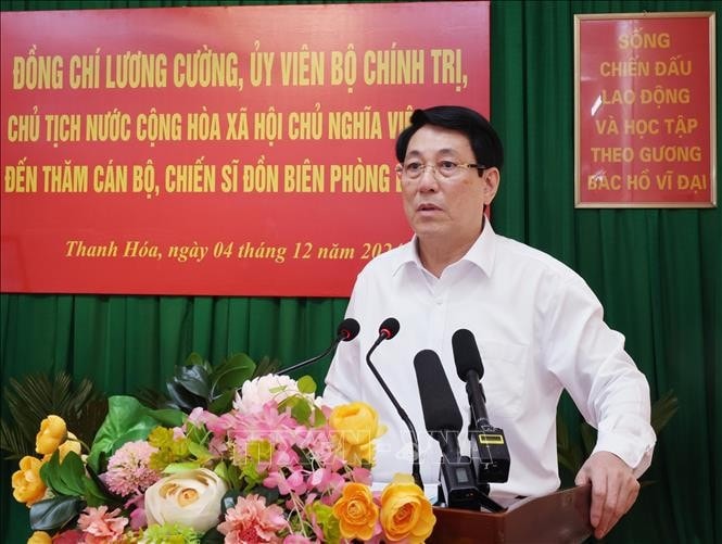 Chủ tịch nước Lương Cường nói chuyện với cán bộ, chiến sĩ Đồn Biên phòng Bát Mọt, huyện Thường Xuân, tỉnh Thanh Hóa. Ảnh: Lâm Khánh/TTXVN