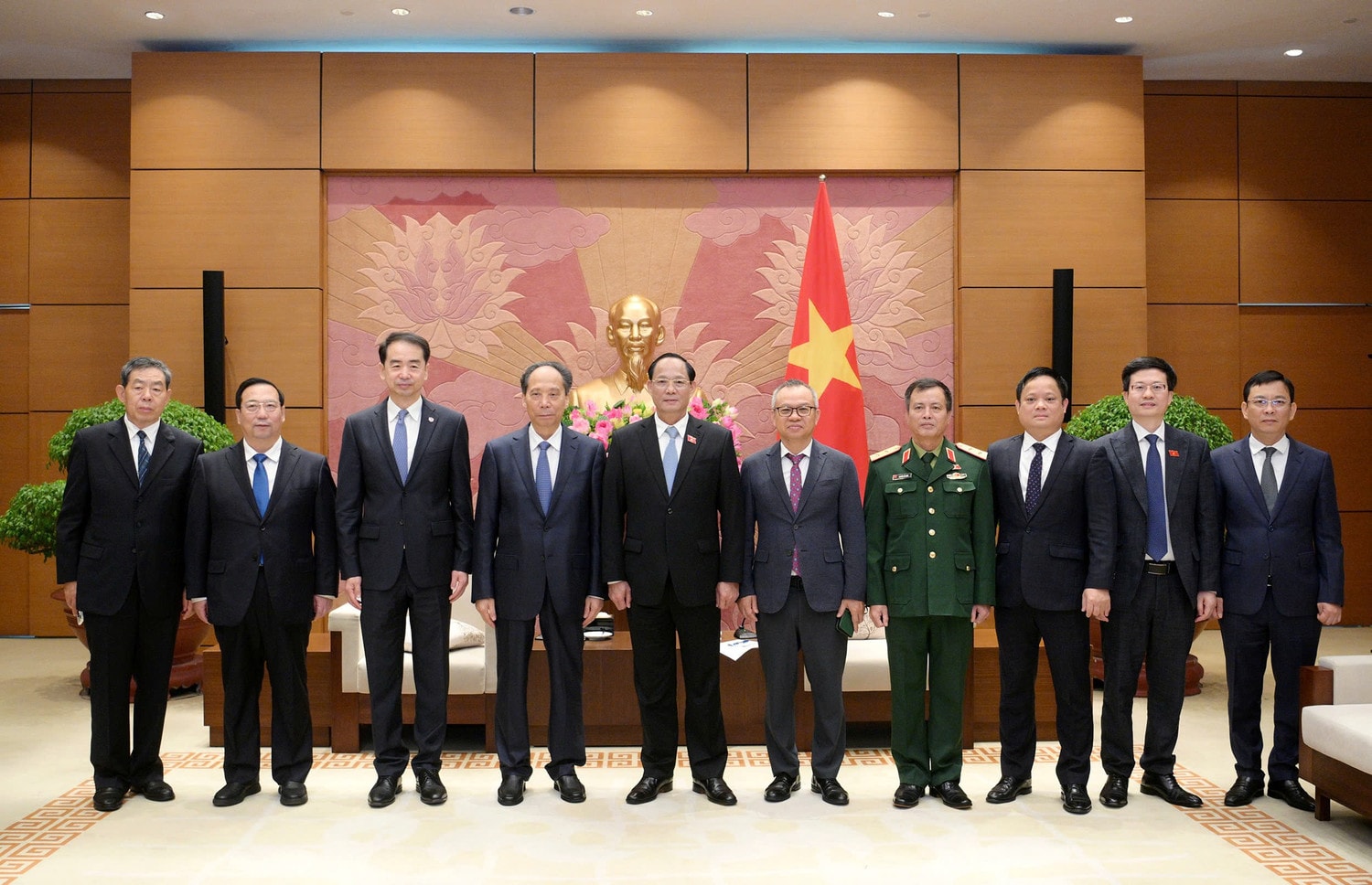 pho-chu-tich-quoc-hoi-thuong-tuong-tran-quang-phuong-chup-hinh-luu-niem-cung-doan-dai-bieu-hoi-giao-luu-quoc-te-trung-quoc.jpg