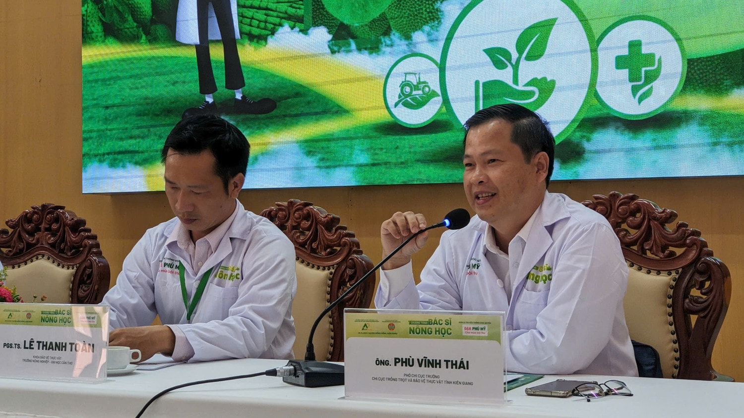 cac-bac-sy-nong-hoc-nhiet-tinh-tra-loi-cac-thac-mac-cua-ba-con-nong-dan-1.jpg