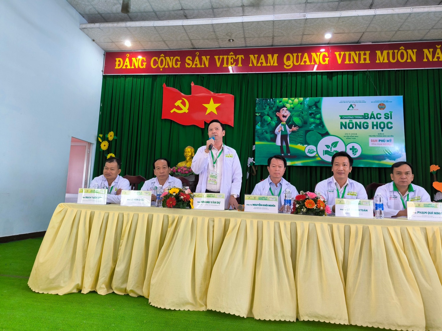 Các bác sĩ nông học trả lời các thắc mắc của bà con nông dân