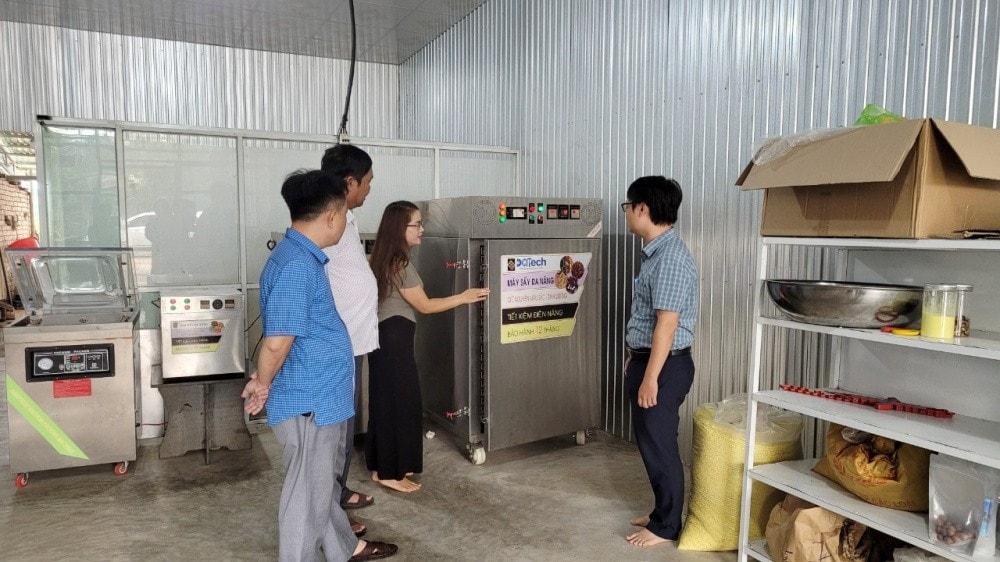 Việc đầu tư “Máy sấy thực phẩm” vào trong chế biến sản phẩm từ hạt Macca đã giúp Hộ kinh doanh Thi Nga sản xuất ra chất lượng sản phẩm đồng đều, thời gian bảo quản sản phẩm được nâng cao