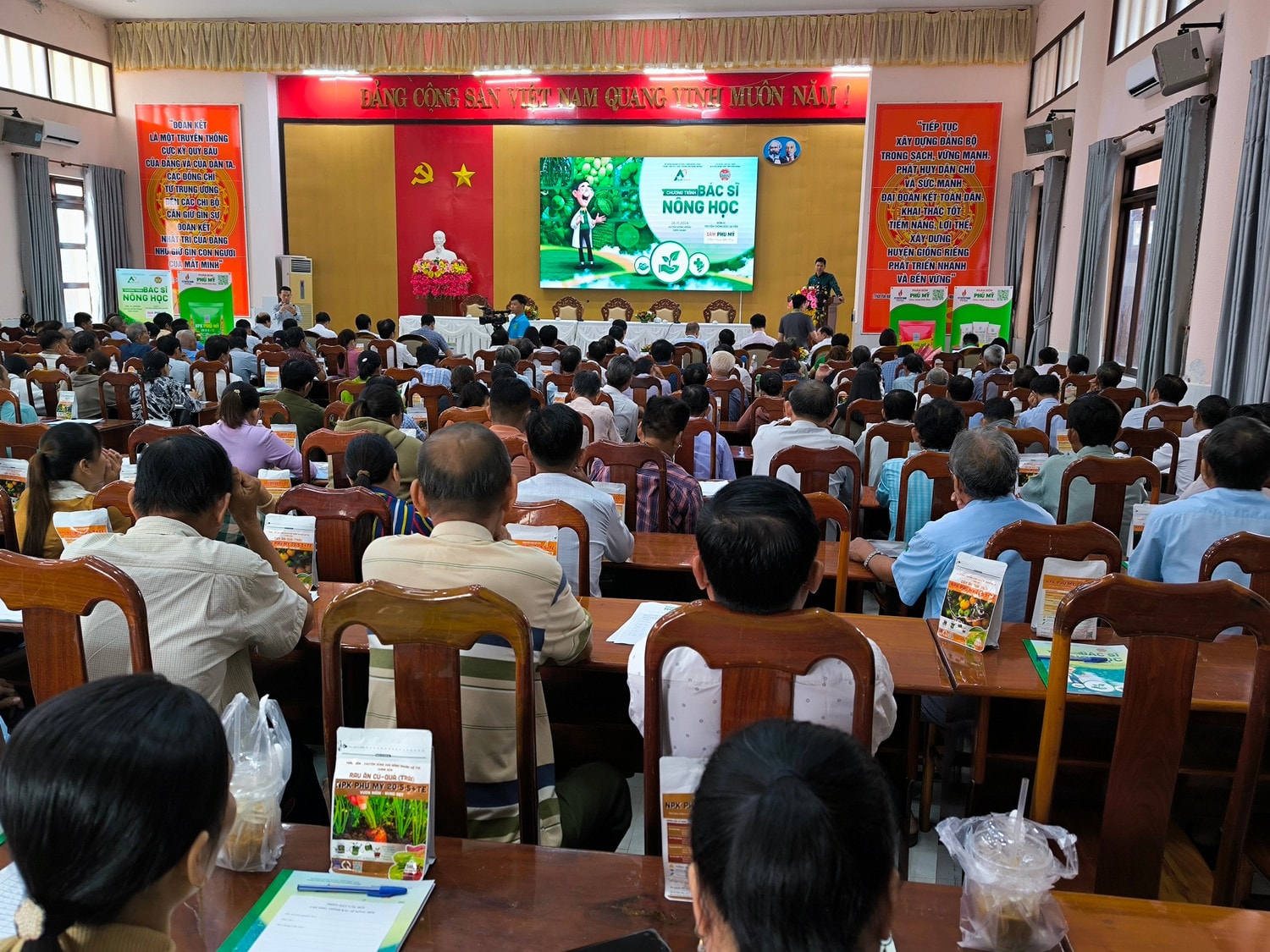 da-co-hon-1000-nguoi-tham-gia-cac-chuong-trinh-bac-sy-nong-hoc-3.jpg